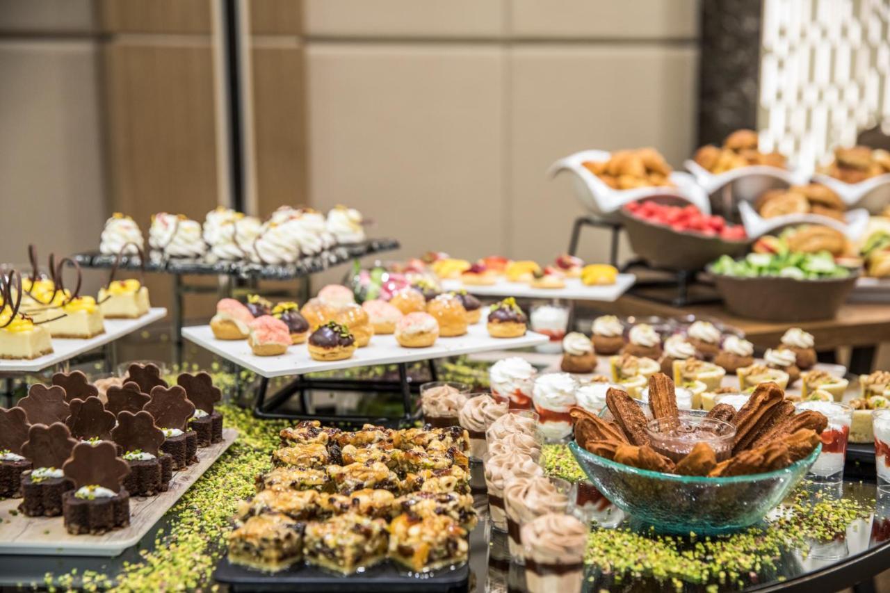 Clarion Hotel Golden Horn Provincia di Provincia di Istanbul Esterno foto A dessert buffet