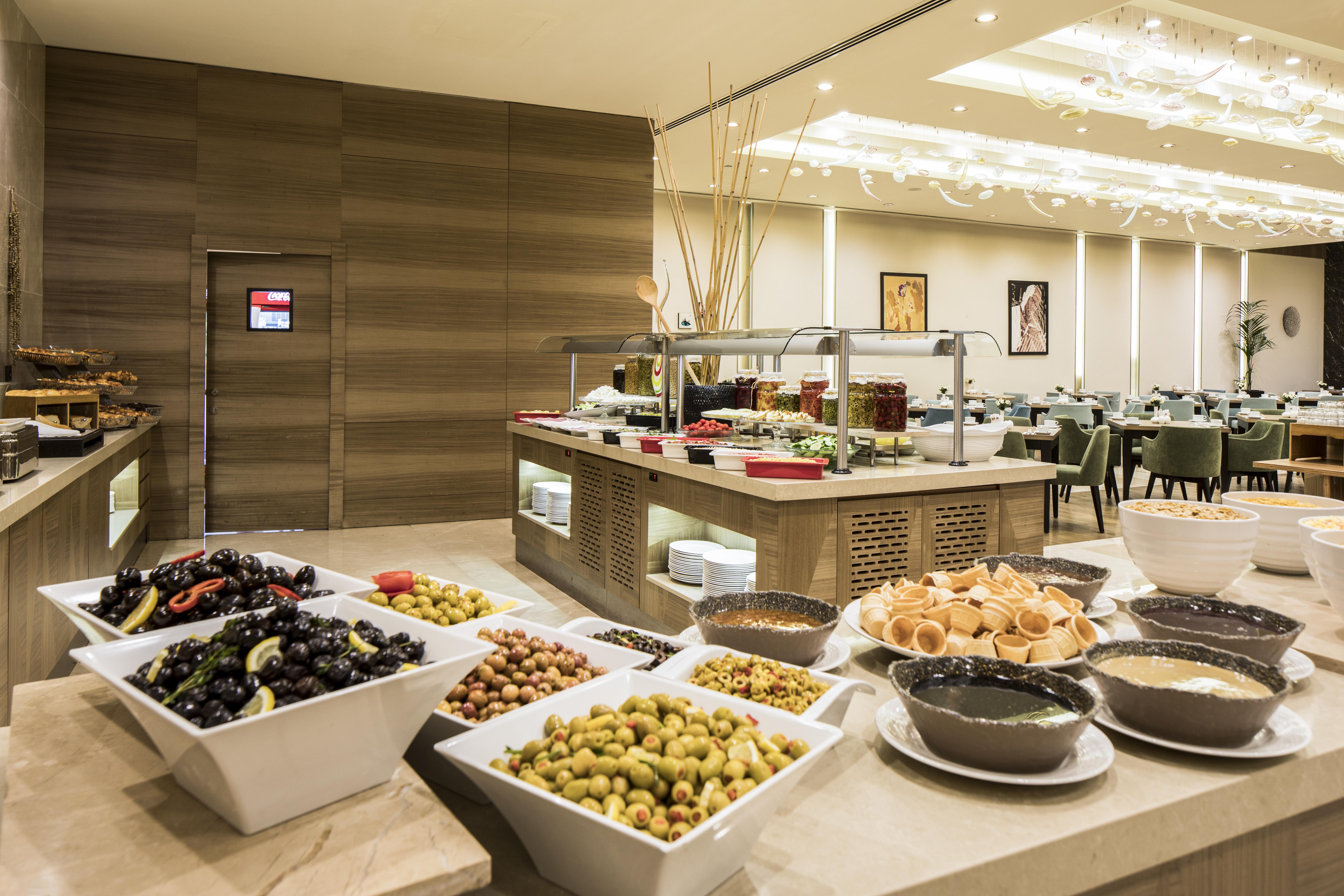 Clarion Hotel Golden Horn Provincia di Provincia di Istanbul Esterno foto A buffet at a hotel