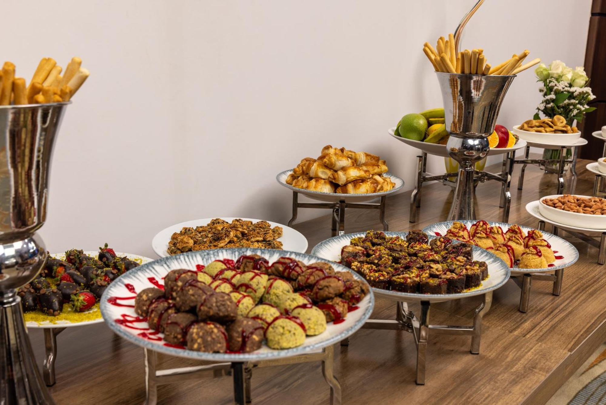 Clarion Hotel Golden Horn Provincia di Provincia di Istanbul Esterno foto A selection of Israeli desserts