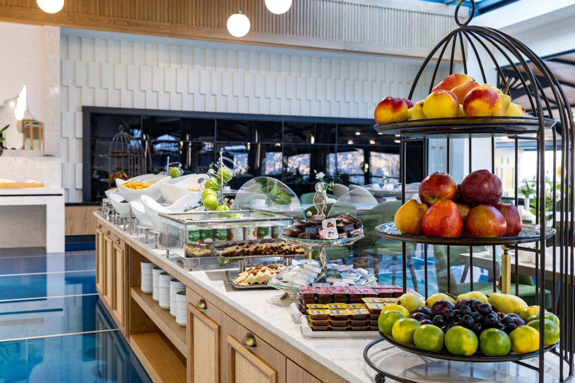 Clarion Hotel Golden Horn Provincia di Provincia di Istanbul Esterno foto A buffet at a hotel