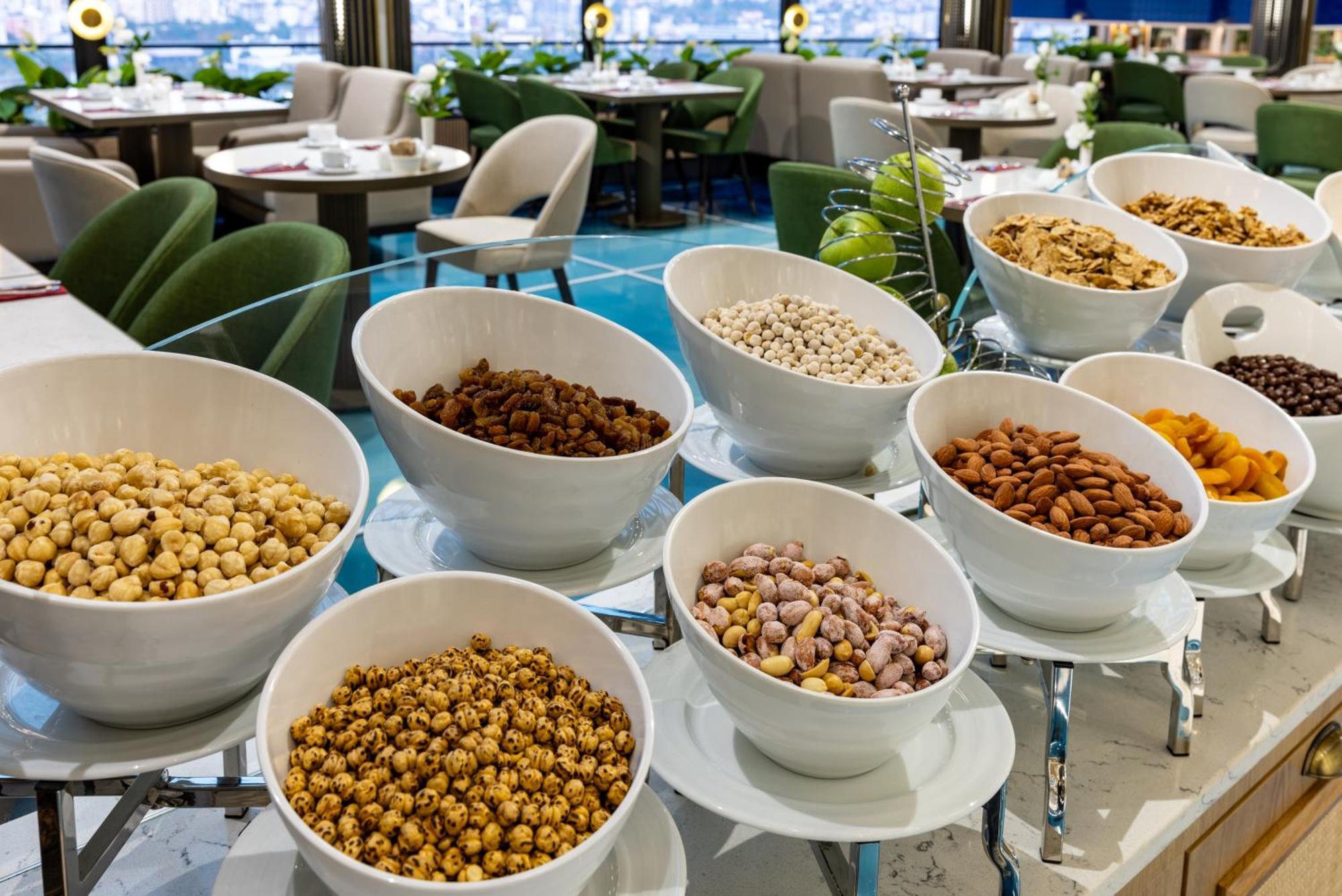 Clarion Hotel Golden Horn Provincia di Provincia di Istanbul Esterno foto A selection of nuts at a buffet