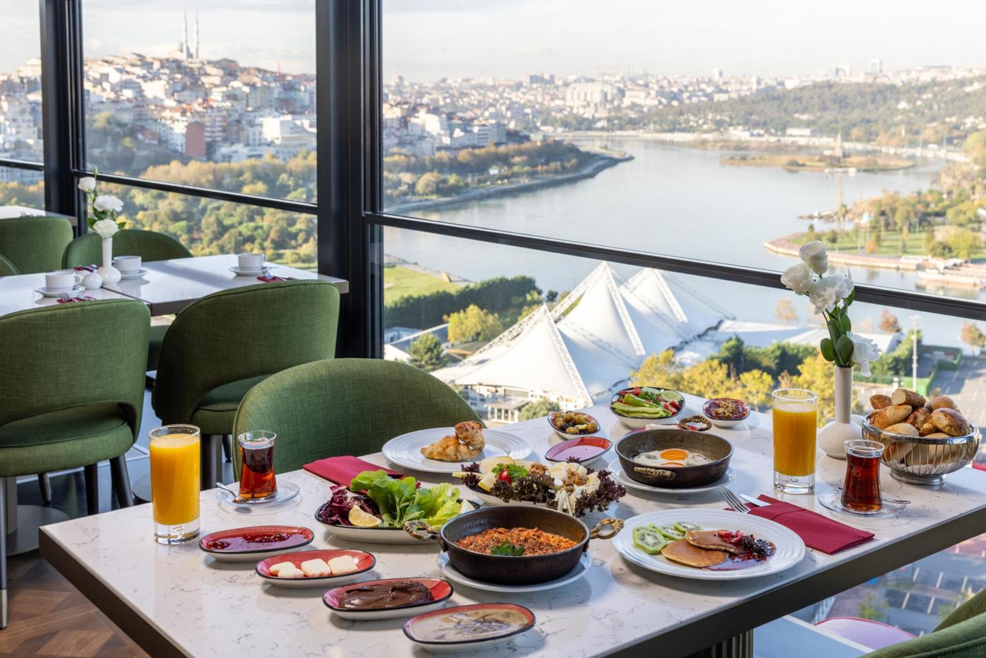 Clarion Hotel Golden Horn Provincia di Provincia di Istanbul Esterno foto Breakfast at the hotel