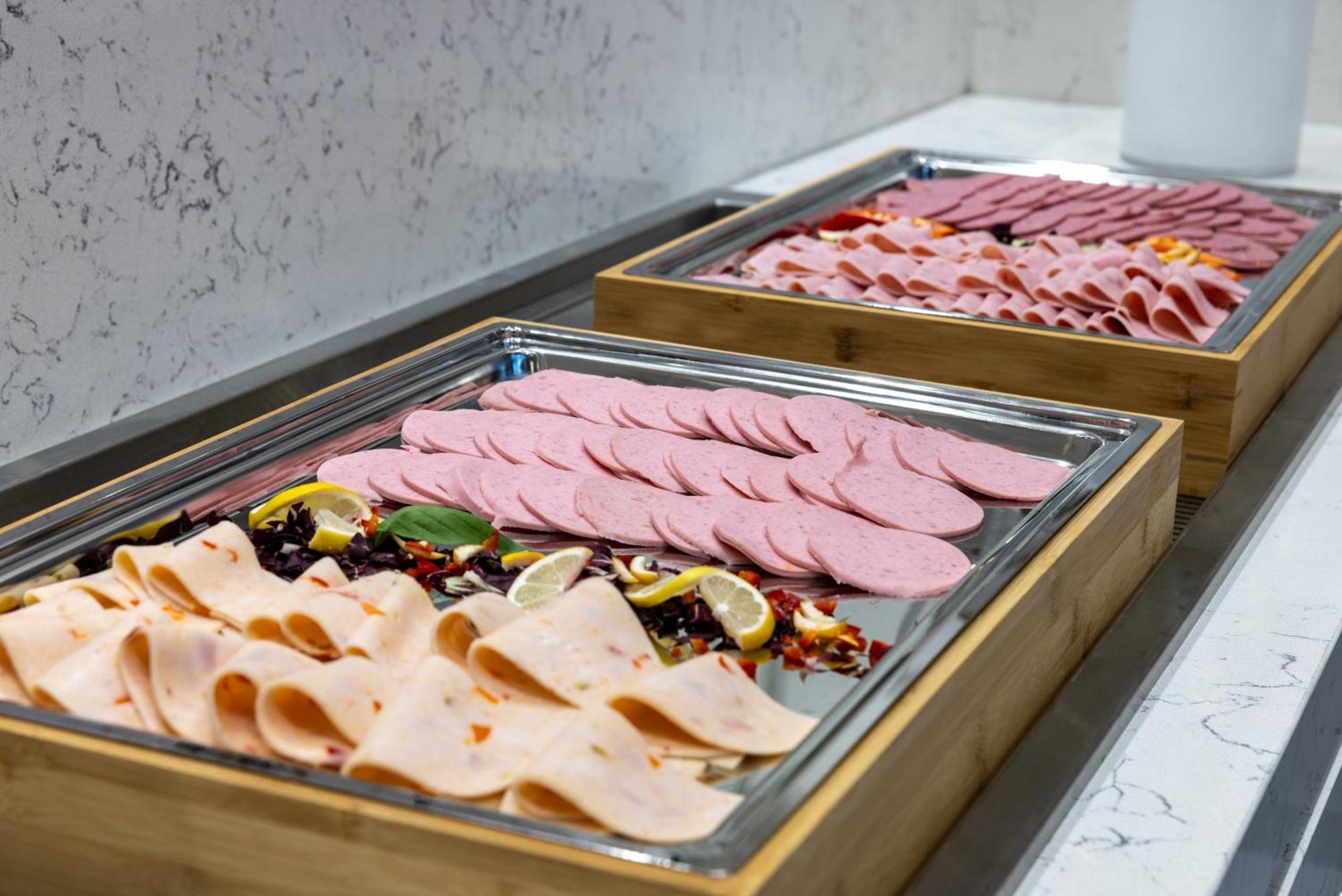 Clarion Hotel Golden Horn Provincia di Provincia di Istanbul Esterno foto A selection of cold cuts