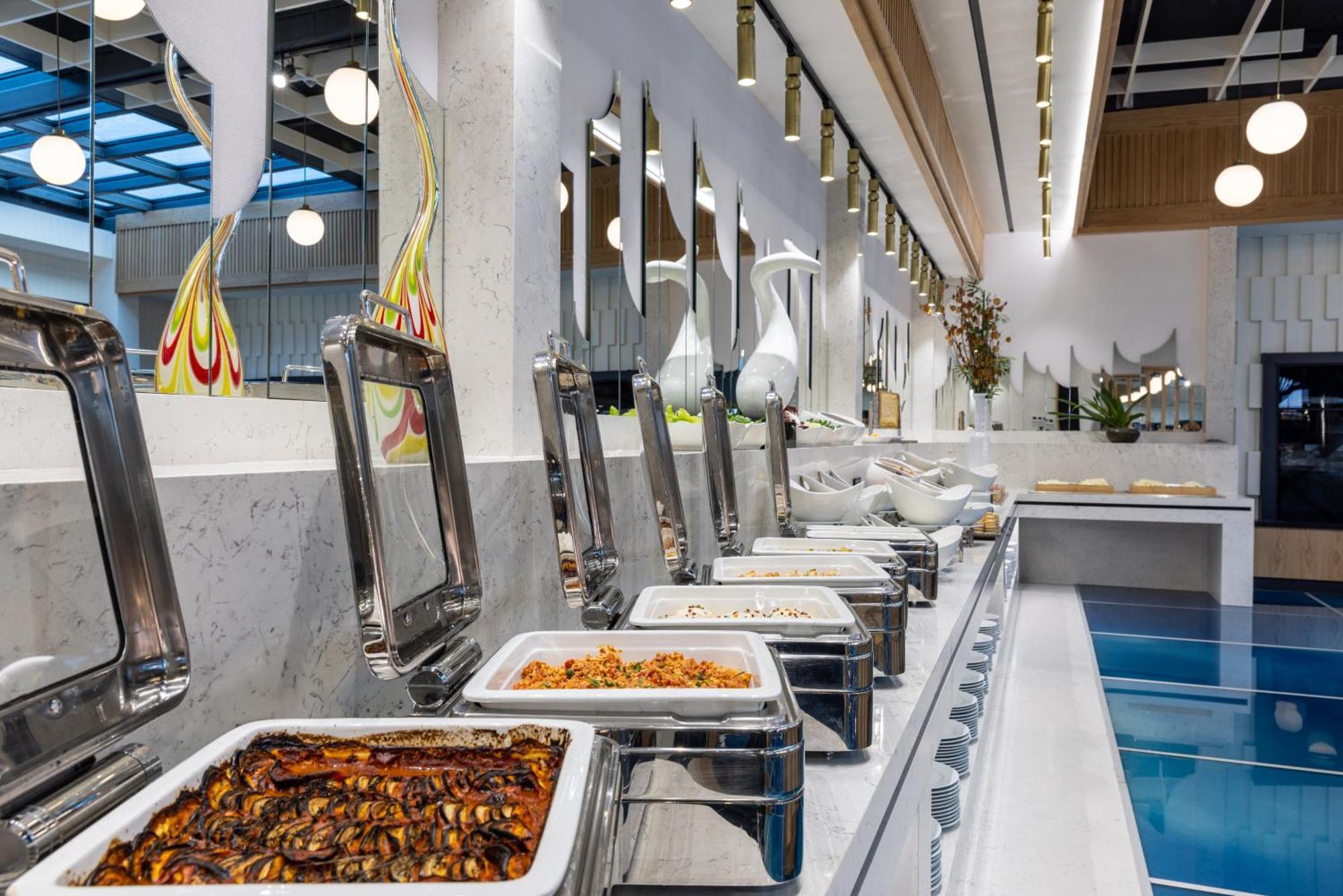 Clarion Hotel Golden Horn Provincia di Provincia di Istanbul Esterno foto A buffet at a restaurant