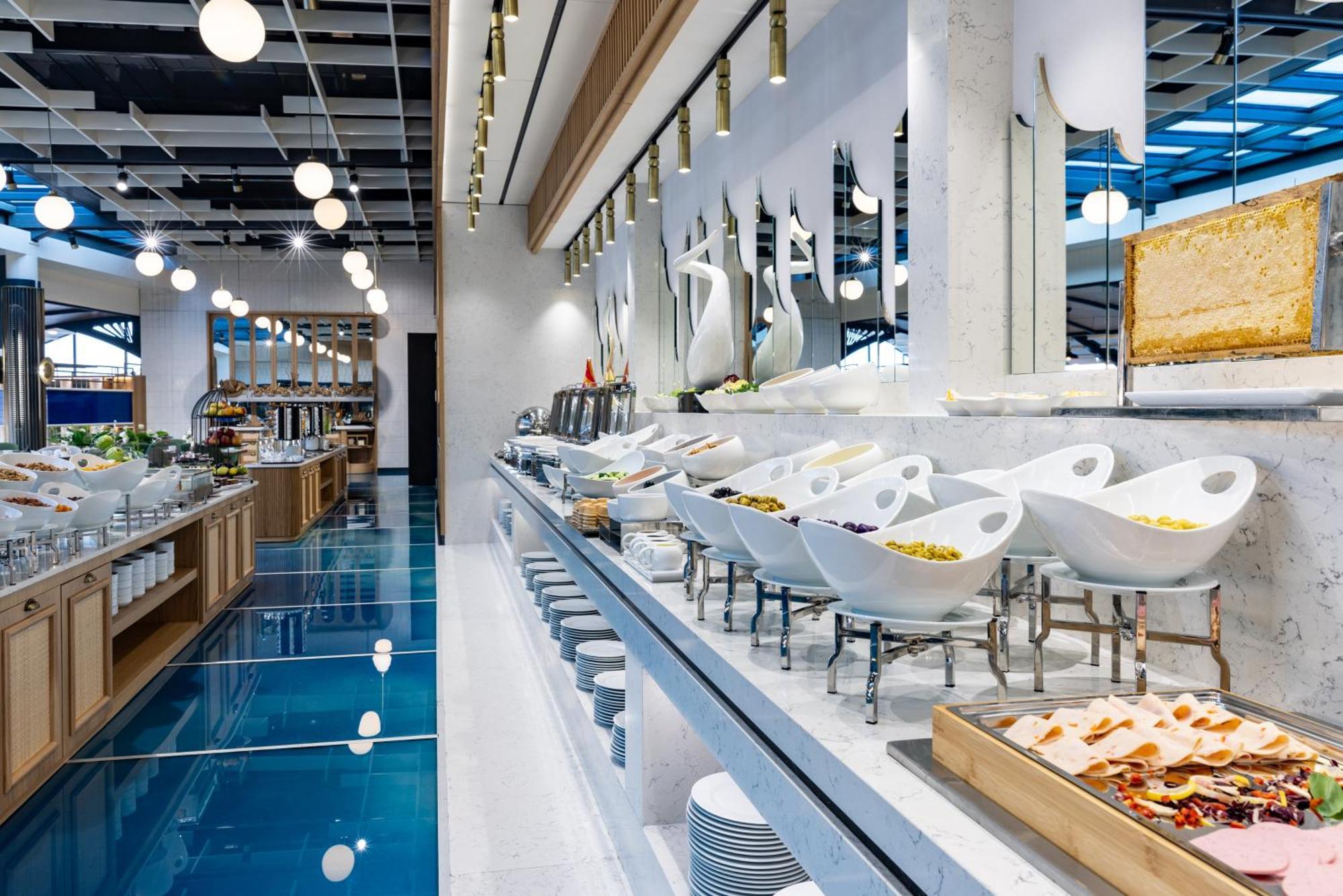 Clarion Hotel Golden Horn Provincia di Provincia di Istanbul Esterno foto The buffet at the lounge