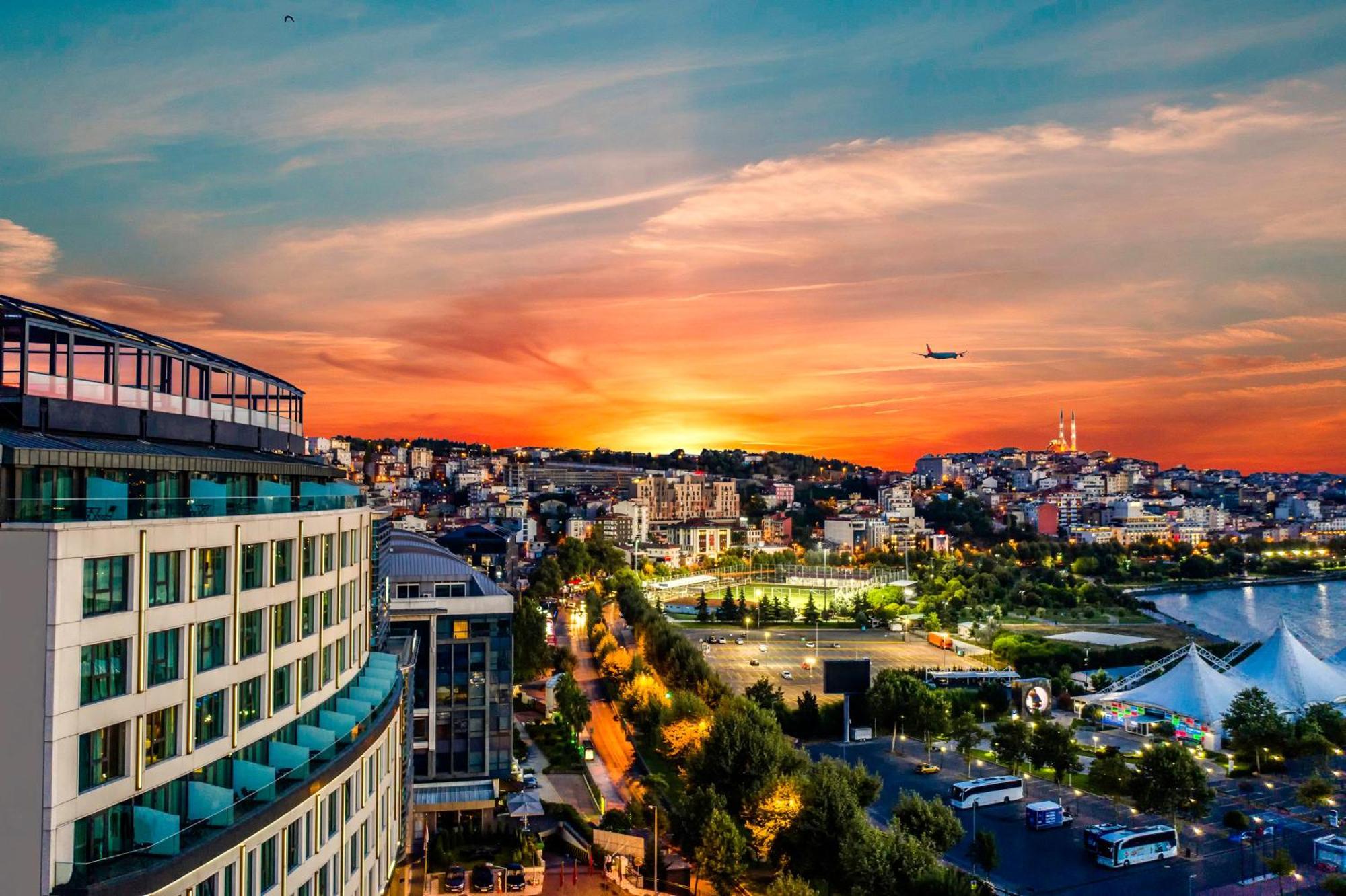 Clarion Hotel Golden Horn Provincia di Provincia di Istanbul Esterno foto Sunset over the city
